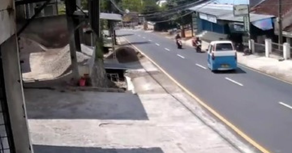 Gambar CCTV Saudara Abenk Marco ditabrak angkot. Foto: Istimewa