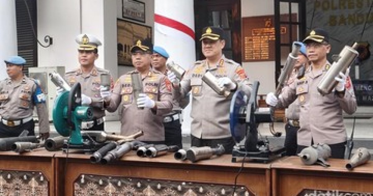 Pemusnahan knalpot brong di Polrestabes Bandung. (Foto: Rifat Alhamidi/detikJabar)