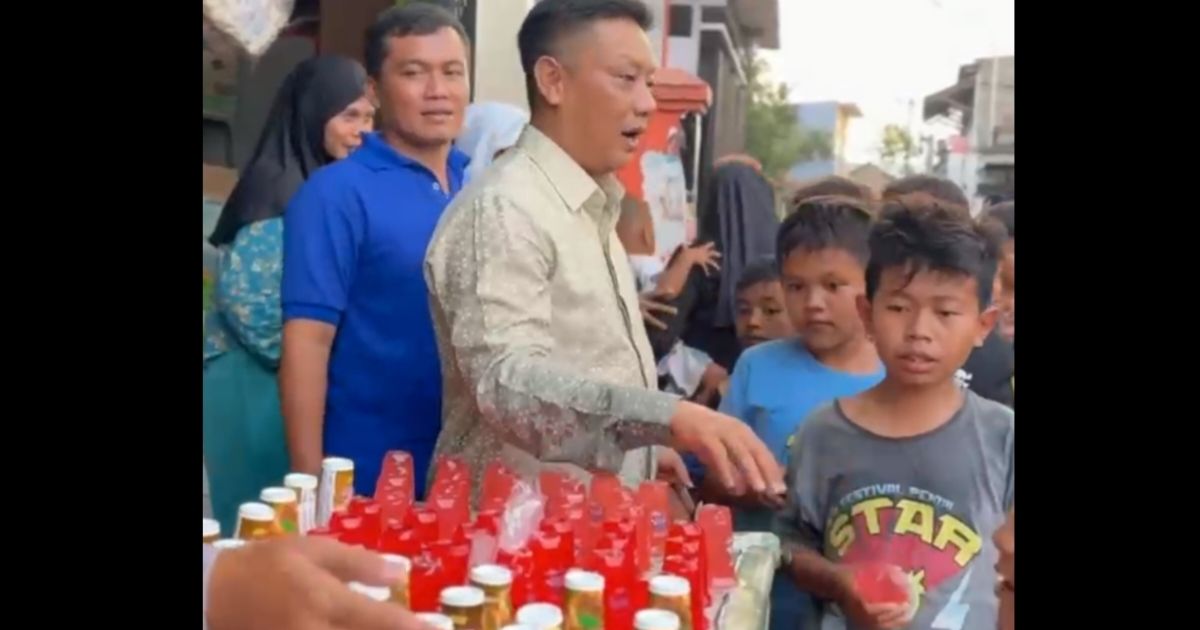 Galih Hendrawan kepala Desa Tegalluar saat membagikan makanan ringan kepada warga dan anak saat momen sedekah murahan beberapa waktu lalu.