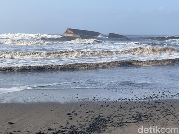 Upaya Evakuasi Tongkang Nautica 22 di Pangandaran Terhambat Faktor Cuaca Buruk