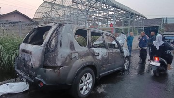 Mengerikan, Minibus Wisatawan Mendadak Terbakar Hebat di Tanjakan Ikonik Lembang