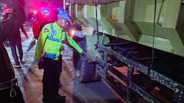 Tragedi Malam Minggu di Arcamanik: Duel Maut Motor dan Dump Truk Renggut Nyawa Pengendara Motor