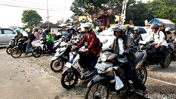 Penampakan perlintasan KA Laswi yang sedang diperbaiki PT KAI. (Foto: Wisma Putra/detikJabar)