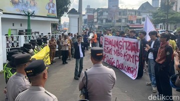 Aksi demonstrasi mahasiswa dari BEM Nusantara di Pendopo Kabupaten Sukabumi. (Foto: Siti Fatimah/detikJabar)