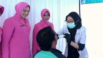 Wandi saat mengikuti proses cek kesehatan gratis di Mapolres Karawang (Foto: Irvan Maulana/detikJabar)