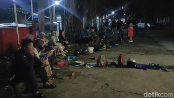 Suasana antrean daftar masuk SD di Kota Sukabumi (Foto: Siti Fatimah/detikJabar).