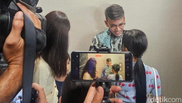 Pertemuan Ruben Onsu dengan kedua putrinya. Foto: Mauludi Rismoyo
