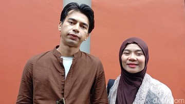Dimas Baam dan kekasihnya, Nia, beda usia 12 tahun. Foto: Febryantino/detikcom