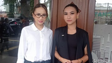 Rafaela (baju hitam) menghadiri sidang cerai didampingi kuasa hukumnya, Finandita. Foto: Desi Puspasari/detikcom