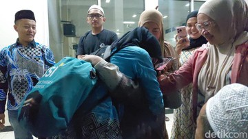 Suasana haru menyelimuti kedatangan kloter terakhir jemaah haji asal Kota Tasikmalaya. (Foto: Faizal Amiruddin/detikJabar)