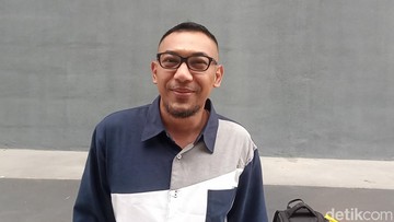 Aji Darmaji cerita momen haru anak ke makam Mpok Alpa. Foto: Ahsan Nurrijal/detikcom