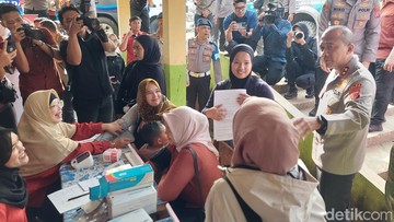 Kapolda Jawa Barat, Irjen Pol Rudi Setiawan cek pemeriksaan kesehatan gratis di Pasirlangu (Foto: Whisnu Pradana/detikJabar)