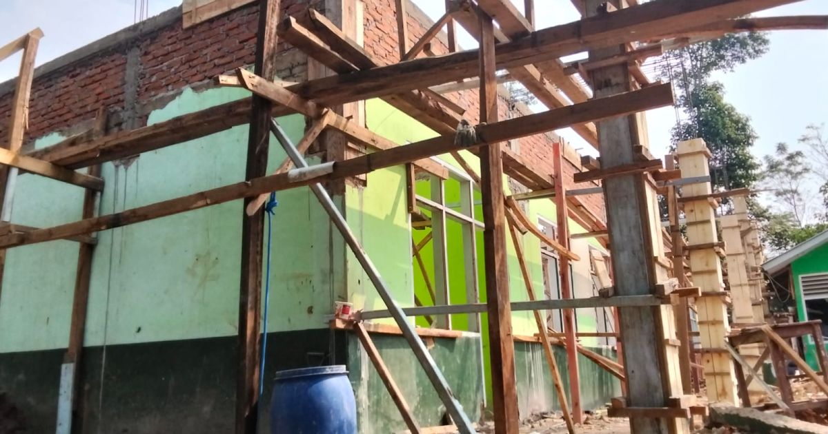 Kondisi proyek revitalisasi SMP Al  Basyiiriyyah Pangalengan. (Foto Wandhandy) .