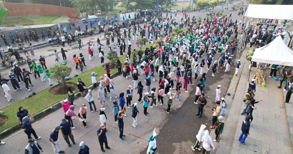 Ribuan warga  mengikuti Gerakan Masyarakat Aktif dan Bugar (GEMAR) yang dilaksanakan di lokasi Car Free Day (CFD) di Jalan Raya Al Fathu, Soreang, Kabupaten Bandung, Minggu, 21 Juni 2026.(Foto Diskominfo).