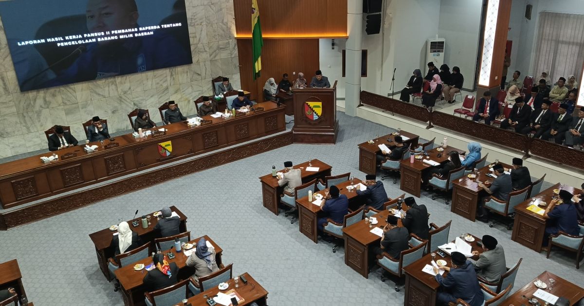 Ketua Pansus II DPRD Kabupaten Bandung, H.Dadang Suryana, S.Ip menyampaikan laporan kerja. (Foto Sopandi).