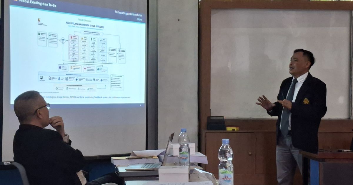 Dadang Risdal Aziz memaparkan hasil penelitian tesis berjudul “Model Pelayanan Prima RSUD Otista Kabupaten Bandung” dalam sidang Magister Manajemen Konsentrasi Manajemen Pelayanan Kesehatan di IKOPIN, Selasa (23/6/2026).