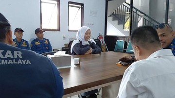 Petugas Damkar Kota Tasikmalaya saat membantu mengambil rapor siswi SMKN 1 Tasikmalaya. (Foto: Istimewa)