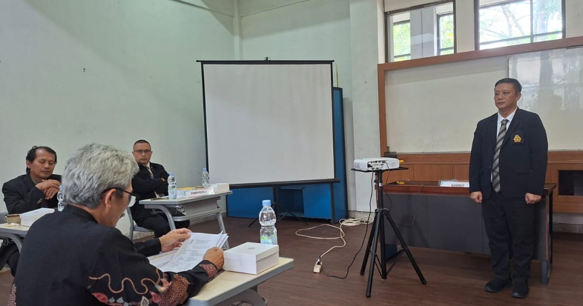 Galih Hendrawan saat memaparkan hasil penelitian tesis dalam sidang Magister Manajemen di IKOPIN University, Rabu (24/6/2026).