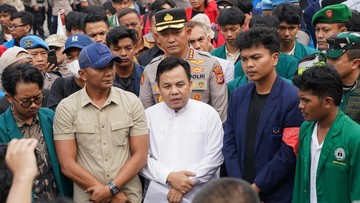 Ketua DPRD Kota Bogor, Dr. Adityawarman Adil, menerima langsung aksi unjuk rasa yang digelar oleh mahasiswa dari Aliansi Badan Eksekutif Mahasiswa (BEM) Se-Bogor Raya. (Foto: Dok DPRD Kota Bogor)