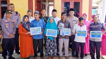 Warga Karawang menerima bantuan rumah layak (Foto: Istimewa)