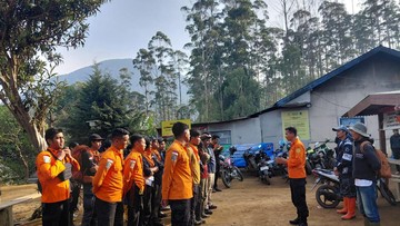Sesi briefing Tim SAR mencari korban ANK (15) di Lembah Tengkorak (Foto: Dok Kantor SAR Bandung)