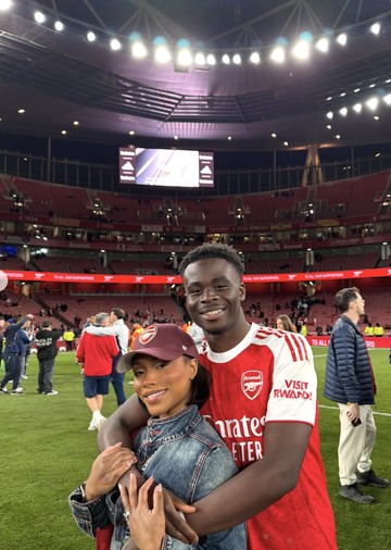 Ilustrasi: Kisah Cinta Bukayo Saka dan Tolami Benson: Dukungan Setia di Balik Karier Bintang Arsenal