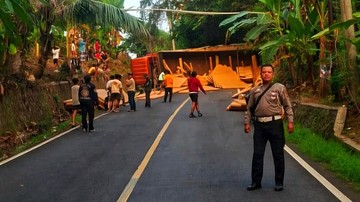 Truk jatuh melintang di Tanjakan Purajati, Kabupaten Sukabumi (Foto: Syahdan Alamsyah/detikJabar)