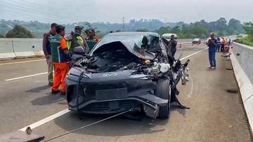 Kondisi mobil listrik ringsek usai menabrak bagian belakang truk boks di Tol Bocimi (Foto: istimewa)