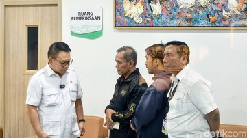 Kepala Staf Presiden Dudung Abdurachman saat bertemu keluarga YTR di RSHS Bandung (Foto: Bima Bagaskara/detikJabar).
