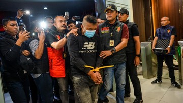Taufik Hidayat pelaku penyekapan dan penganiayaan seorang wanita di Bandung saat diamankan polisi (Foto: ANTARA FOTO/RAISAN AL FARISI).