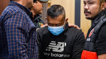 Tampang Taufik Hidayat saat diamankan di Polda Jabar (Foto: ANTARA FOTO/RAISAN AL FARISI).
