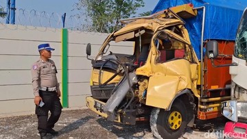 Truk yang ditumpangi bos biji Kopi kecelakaan di Tol Cipularang (Foto: Dian Firmansyah/detikJabar)
