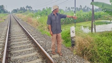 Warga saat menunjukkan lokasi kejadian lansia tewas usai terseret kereta api di Sukabumi (Foto: Siti Fatimah/detikJabar)