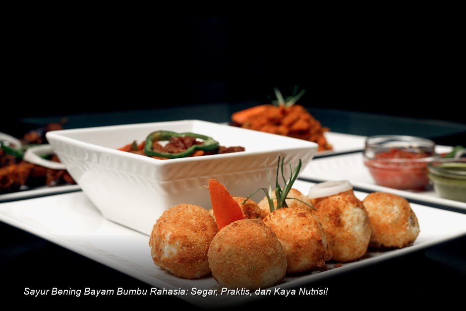 Semangkuk Sayur Bening Bayam segar berwarna hijau cerah dengan irisan jagung kuning, ditaburi bawang goreng renyah di atasnya.