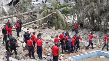 Evakuasi korban di reruntuhan bangunan usai gempa di Venezuela. (Foto: Getty Images)