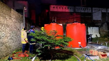 Petugas Diskarmatan Kota Bandung lakukan pemadaman kebakaran. (Foto: Wisma Putra/detikJabar)