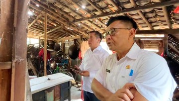 Bupati Karawang Aep Syaepuloh bersama Kadis PRKP Asep Hazar saat meninjau lokasi rumah roboh di Kecamatan Cilamaya Wetan, Kabupaten Karawang. (Foto: Irvan Maulana/detikJabar)