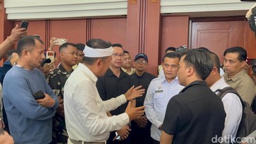 Gubernur Jabar Dedi Mulyadi di Kantor Disdik Saat Memantau SPMB 2026 (Foto: Bima Bagaskara)