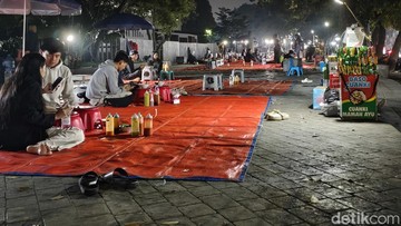 Suasana pedagang cuangki di depan Masjid Pusdai. (Foto: Rifat Alhamidi)