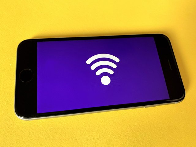 Ilustrasi: Perbandingan Kecepatan Internet Global: Mengapa Konektivitas Mobile Indonesia Tertinggal Jauh dari Peringkat 6 Dunia Milik Brunei?