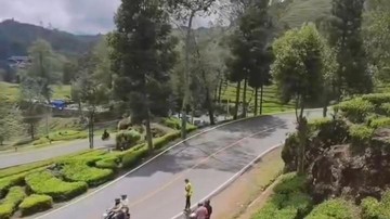 Jukir liar di Ciwidey, Bandung. (Foto: Istimewa)