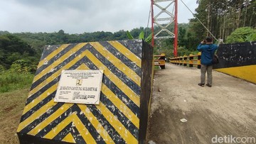 Penampakan Jembatan Gantung Sukamenak Penghubung Ciamis-Tasikmalaya yang ditutup (Foto: Dadang Hermansyah/detikJabar)