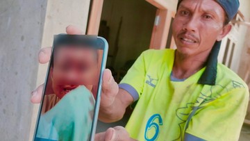 Ujang tunjukan video yang istri yang meminta pulang dengan wajah bersimbah darah (Foto: Ikbal Selamet/detikJabar)