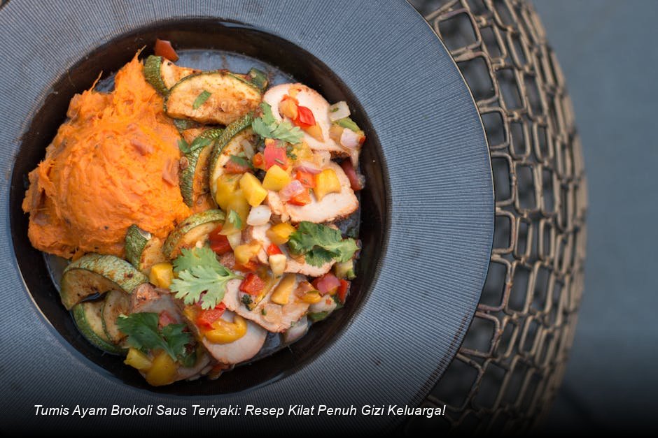 Tumis Ayam Brokoli Saus Teriyaki yang mengkilap dengan taburan biji wijen sangrai di atasnya, disajikan dalam mangkuk keramik putih.