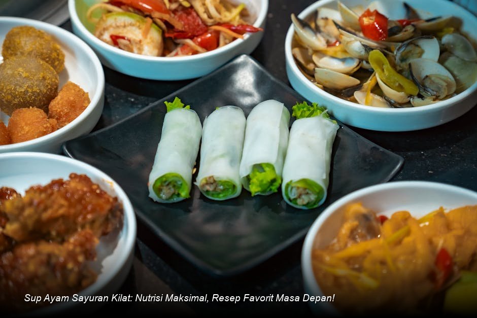 Semangkuk besar Sup Ayam Sayuran yang mengepul hangat, dihiasi taburan daun bawang segar, tampak sangat menggugah selera.