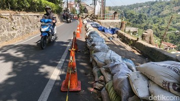 Kondisi terkini pembangunan tembok penahan tebing di Jalan Dago Atas. (Foto: Rifat Alhamidi/detikJabar)