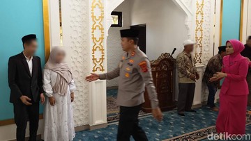 Kapolres Tasikmalaya Kota AKBP Andi Purwanto menyalami tahanan yang menikah di masjid Polres Tasikmalaya Kota. (Foto: Faizal Amiruddin/detikJabar)