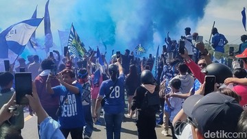 Bobotoh Cianjur saat sambut kepulangan pemain Persib ke Cianjur. (Foto: Ikbal Selamet/detikJabar)
