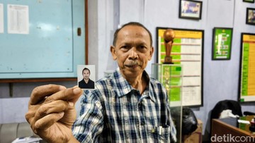 Kepala SMA Taman Siswa saat menunjukkan foto Atep, legenda Persib Bandung yang merupakan alumni sekolah (Foto: Bima Bagaskara/detikJabar).