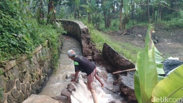 Salah satu titik kerusakan saluran irigasi di Tasikmalaya (Foto: Faizal Amiruddin/detikJabar).